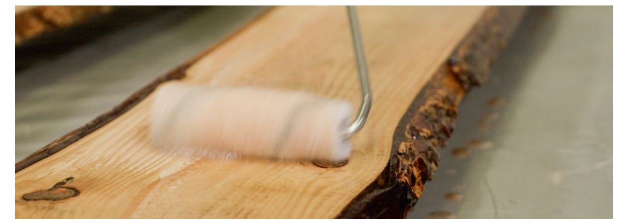 Epoxidharz auf Holz auftragen