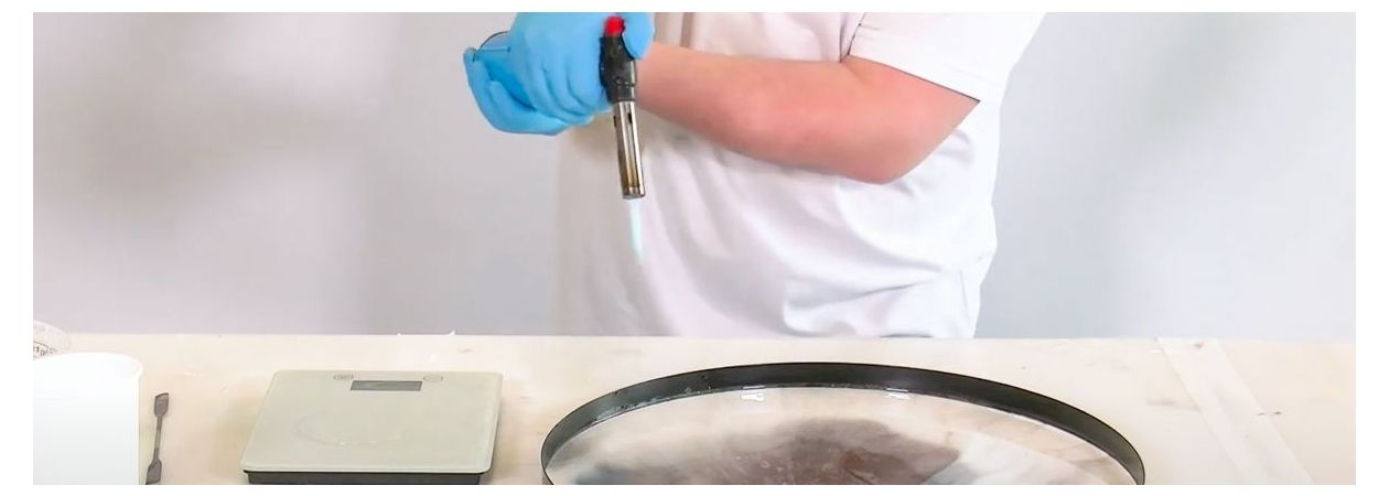 Luftblasen aus Epoxidharz entfernen: So geht's