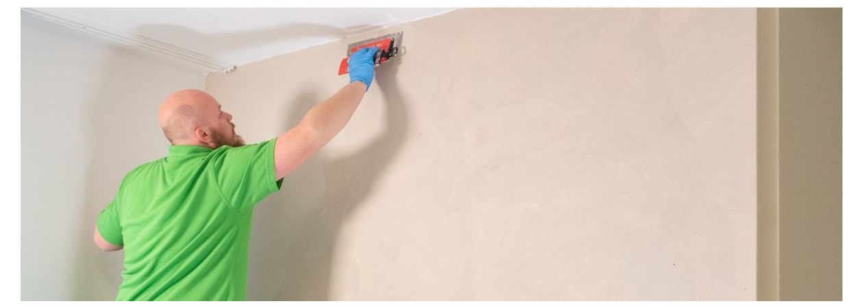 Unser Kollege Swen, der Beton auf die Wand aufträgt