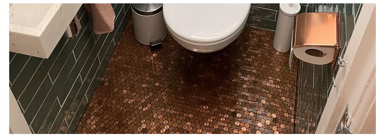 Ein Boden mit 5-Cent-Münzen, die mit Epoxid-Gießharz eingearbeitet wurden