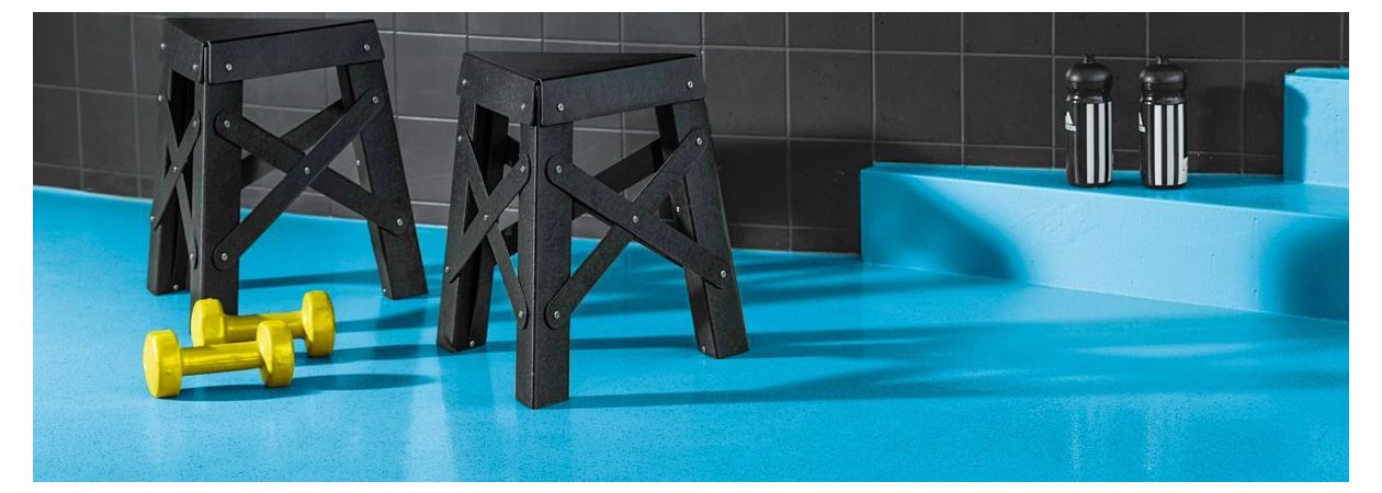 einen Gussboden oder eine Bodenbeschichtung mit Flocken her