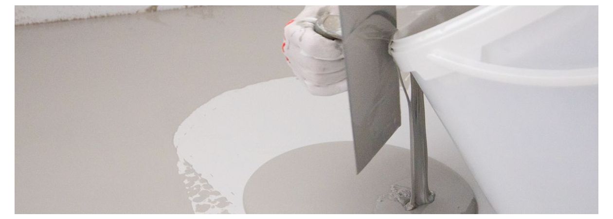 Gießen von Epoxidharz zum Nivellieren