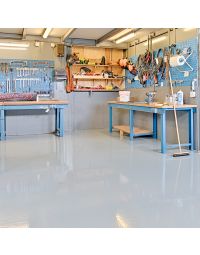 Een kleine garage met een vloercoating van Flow Resin