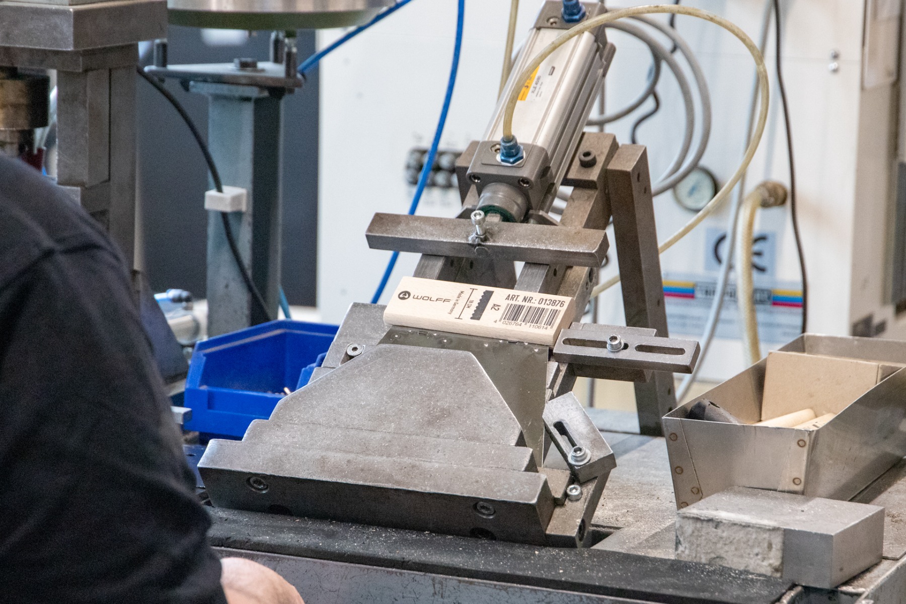 Ein Mitarbeiter, der einen Zahnspachtel mit einer Presse montiert