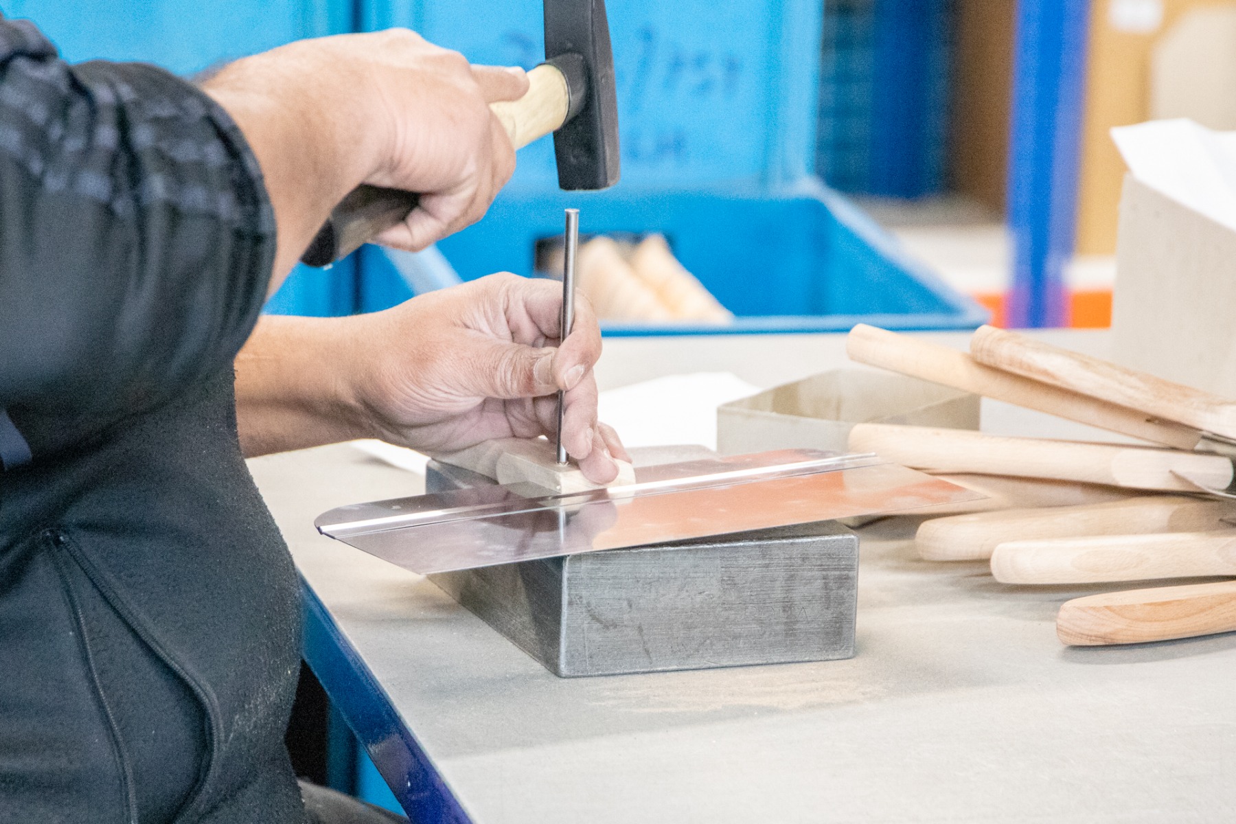 Person, die ein Messer von Pajarito zusammenbaut